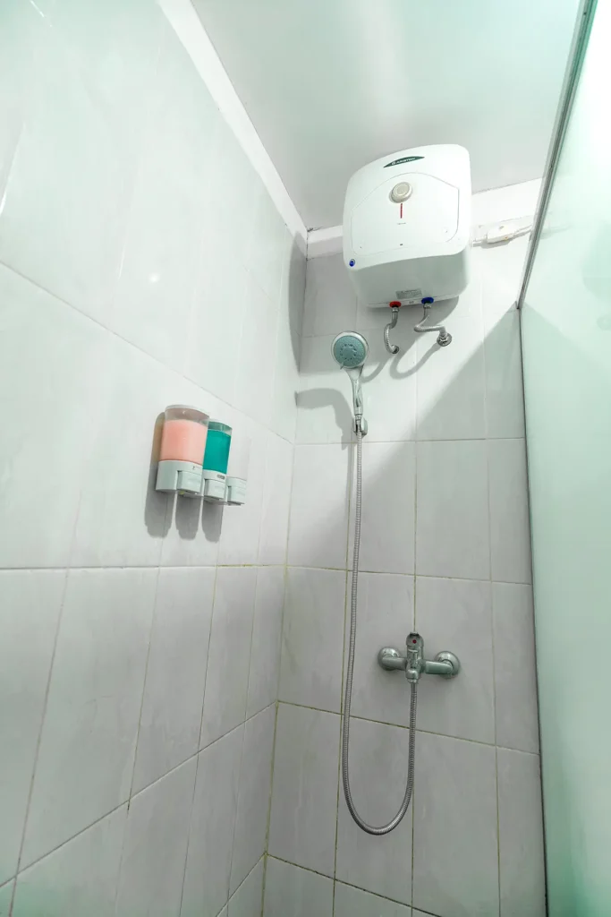 Fasilitas Kamar Mandi Homestay Omah Ralin Fasilitas Water Heater di Kamar Mandi Homestay Omah Ralin Jogja